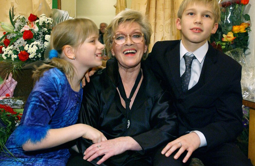 Народная артистка СССР Алиса Фрейндлих с внуками Аней и Никитой в Большом драматическом театре им. Георгия Товстоногова, где прошло празднование ее 70-летнего юбилея. Фото: ТАСС/Юрий Белинский