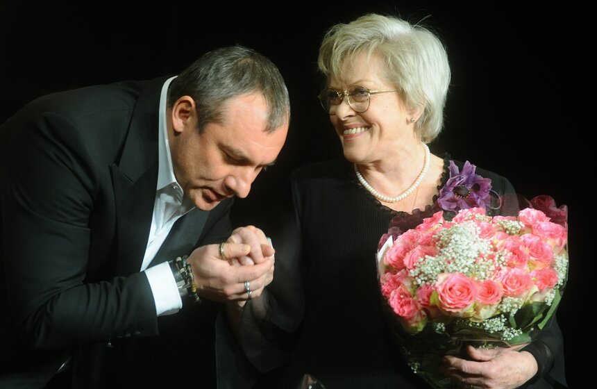 Николай Фоменко и актриса Алиса Фрейндлих на праздничном вечере в ЦДА. Фото: ТАСС/Валерий Шарифулин