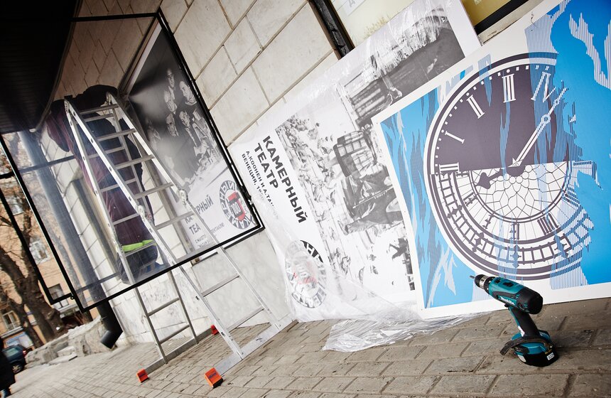 Фасад здания театра имени Пушкина украсила выставка ретроафиш 20 фото