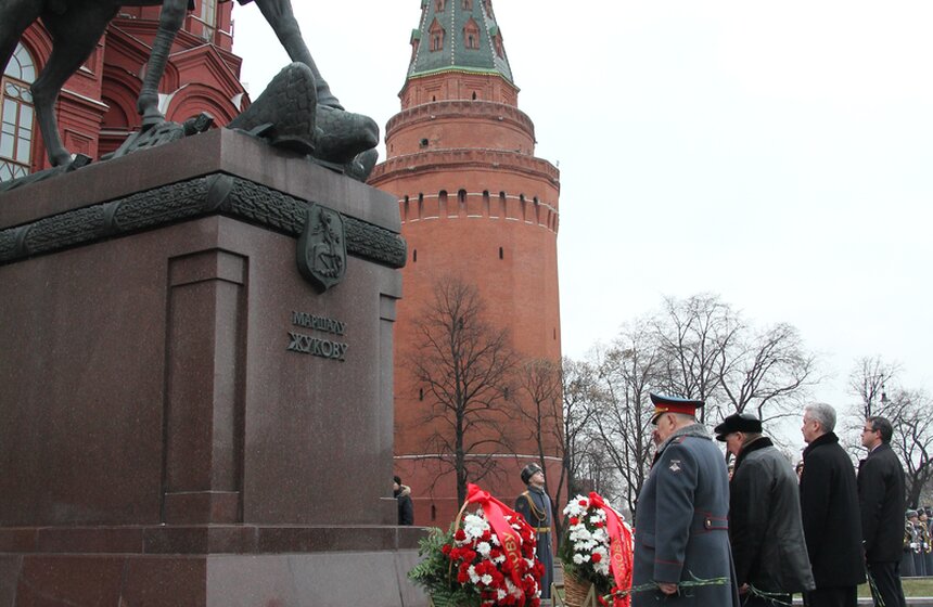 Сергей Собянин возложил венки к Могиле Неизвестного Солдата 20 фото