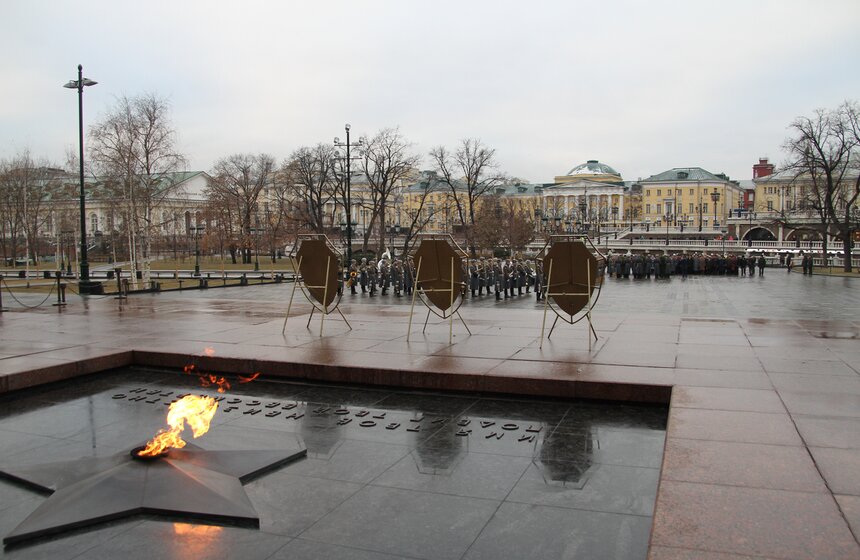 Сергей Собянин возложил венки к Могиле Неизвестного Солдата 2 фото