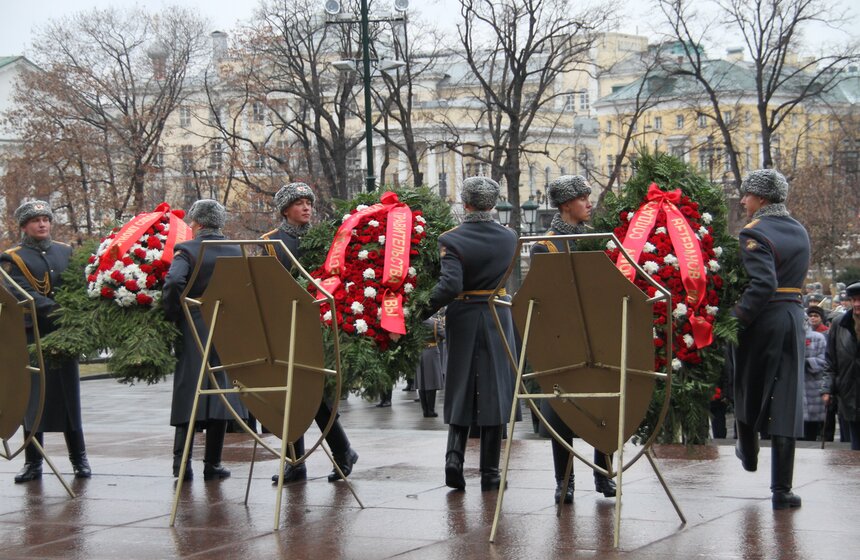 Сергей Собянин возложил венки к Могиле Неизвестного Солдата 7 фото