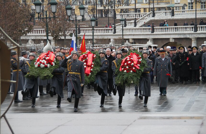 Сергей Собянин возложил венки к Могиле Неизвестного Солдата 6 фото
