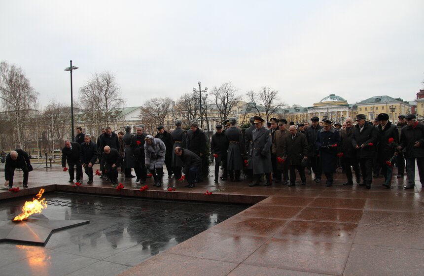 Сергей Собянин возложил венки к Могиле Неизвестного Солдата 12 фото