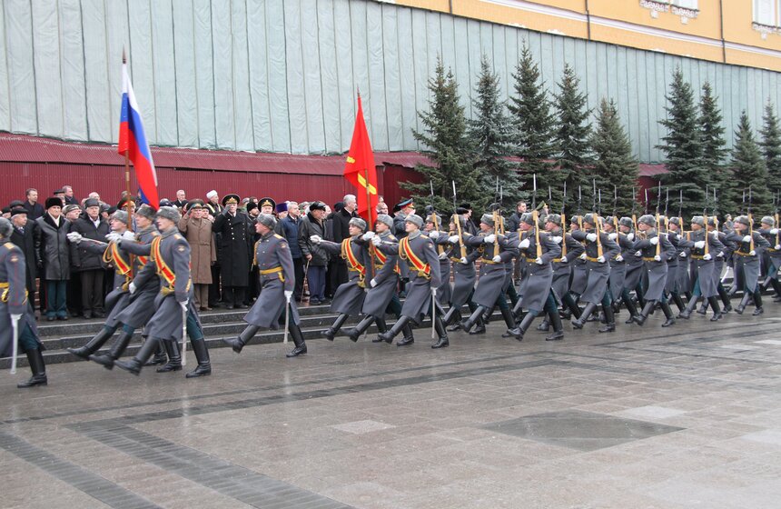Сергей Собянин возложил венки к Могиле Неизвестного Солдата 13 фото