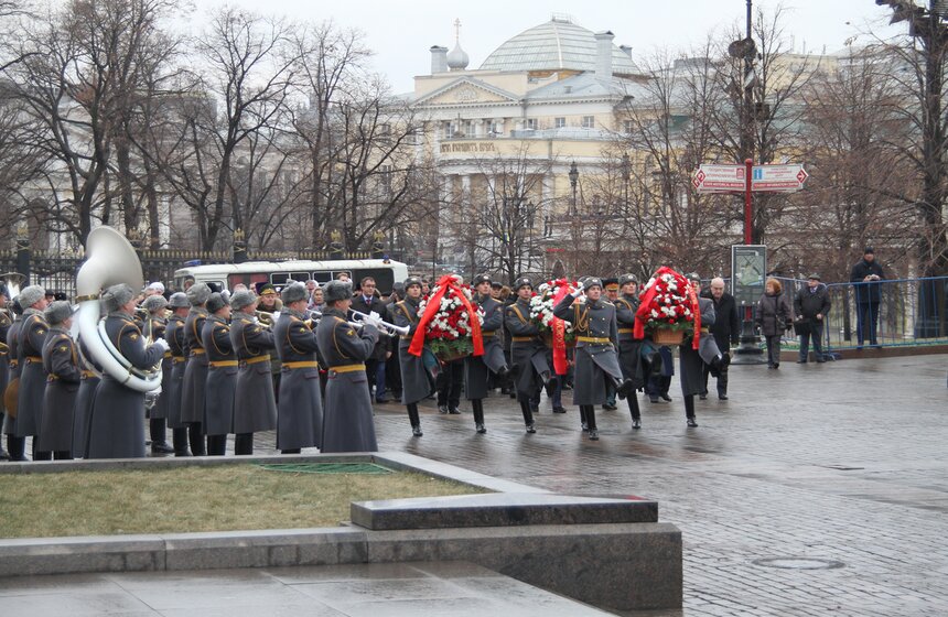 Сергей Собянин возложил венки к Могиле Неизвестного Солдата 16 фото