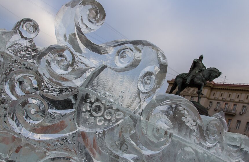 На Тверской площади создали ледяные скульптуры и лабиринт 11 фото