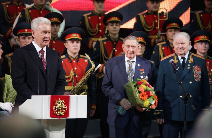 Собянин поздравил ветеранов с годовщиной битвы под Москвой 19 фото