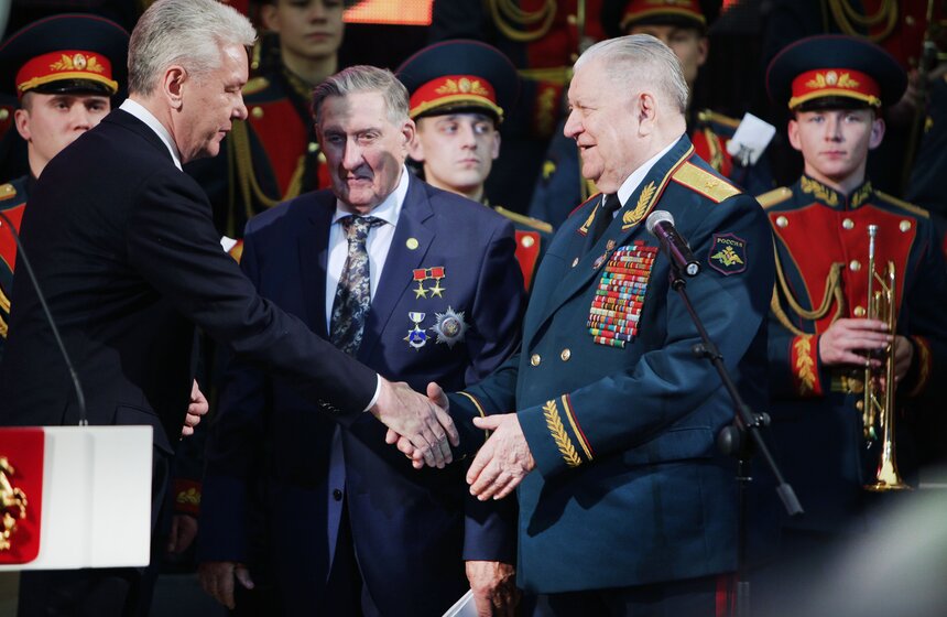 Собянин поздравил ветеранов с годовщиной битвы под Москвой 18 фото