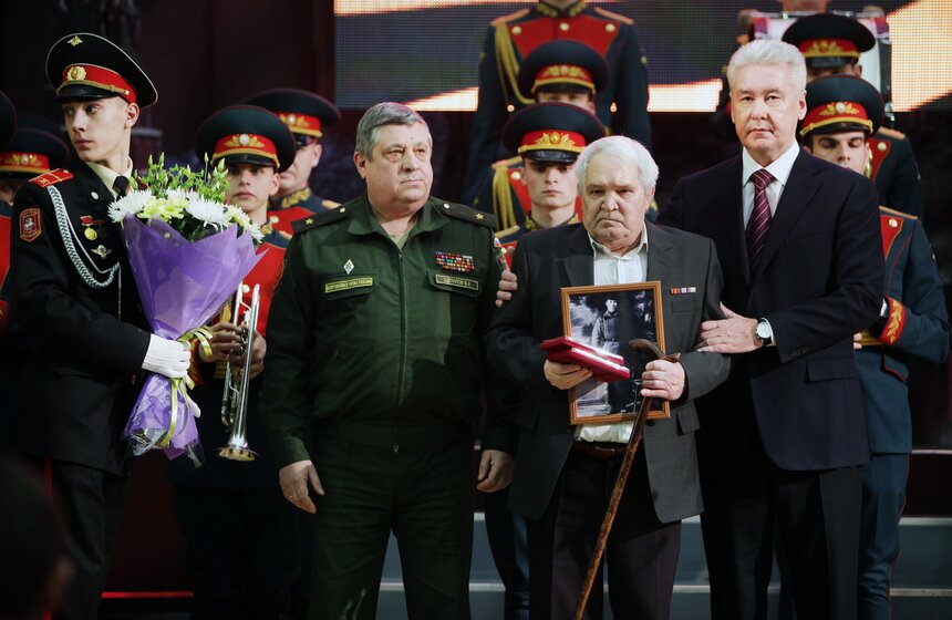Собянин поздравил ветеранов с годовщиной битвы под Москвой 21 фото
