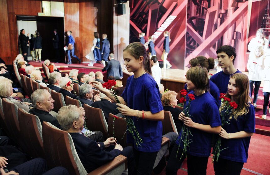 Собянин поздравил ветеранов с годовщиной битвы под Москвой 24 фото