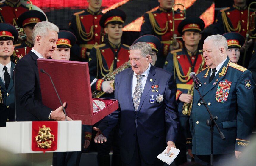 Собянин поздравил ветеранов с годовщиной битвы под Москвой 17 фото