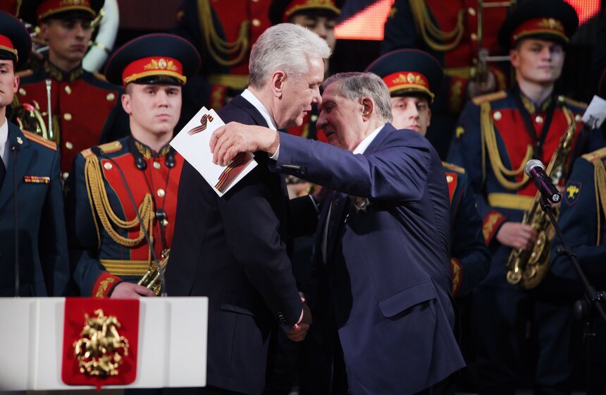 Собянин поздравил ветеранов с годовщиной битвы под Москвой 16 фото