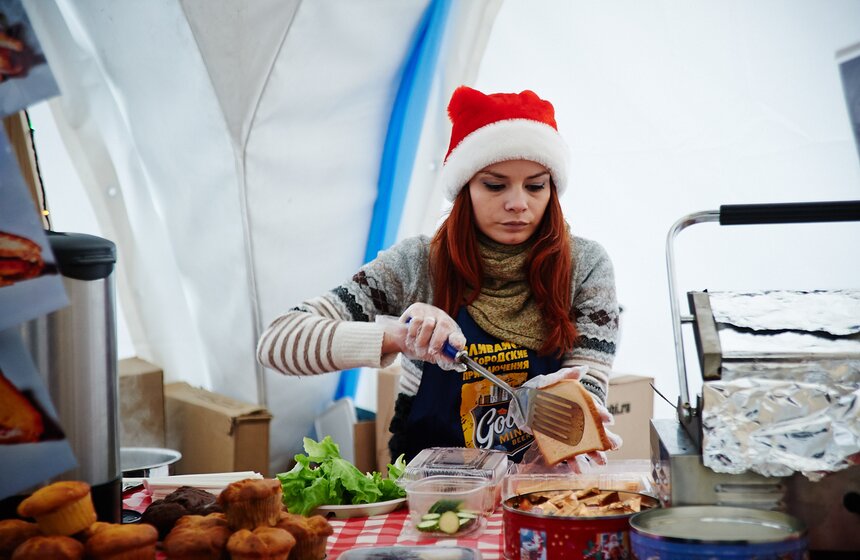 В парке искусств  МУЗЕОН появилась елка-лабиринт 9 фото