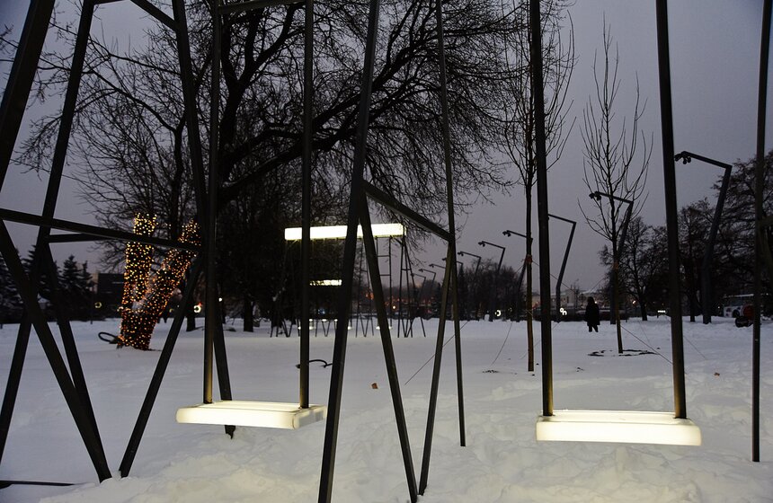 В парке искусств  МУЗЕОН появилась елка-лабиринт 14 фото