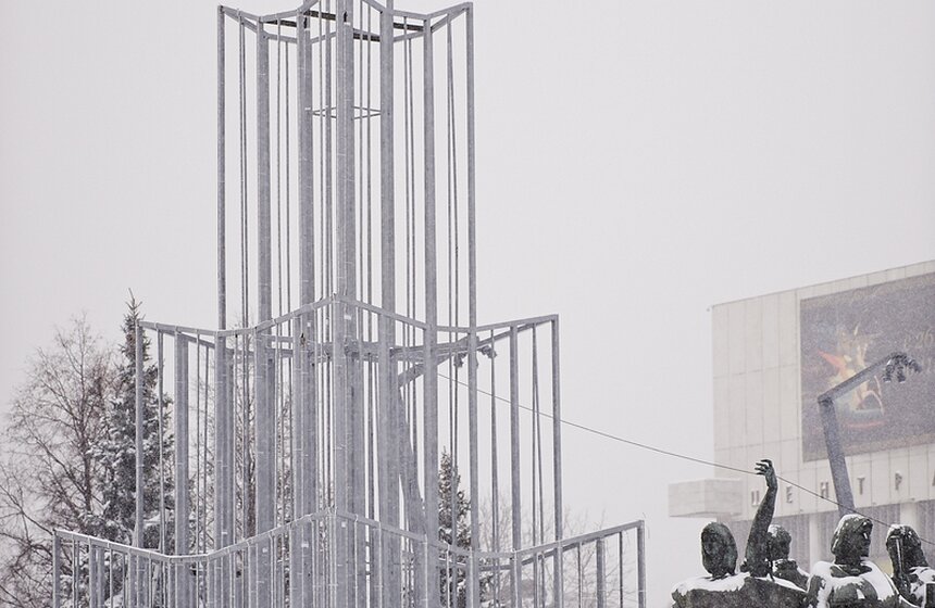 В парке искусств  МУЗЕОН появилась елка-лабиринт 6 фото