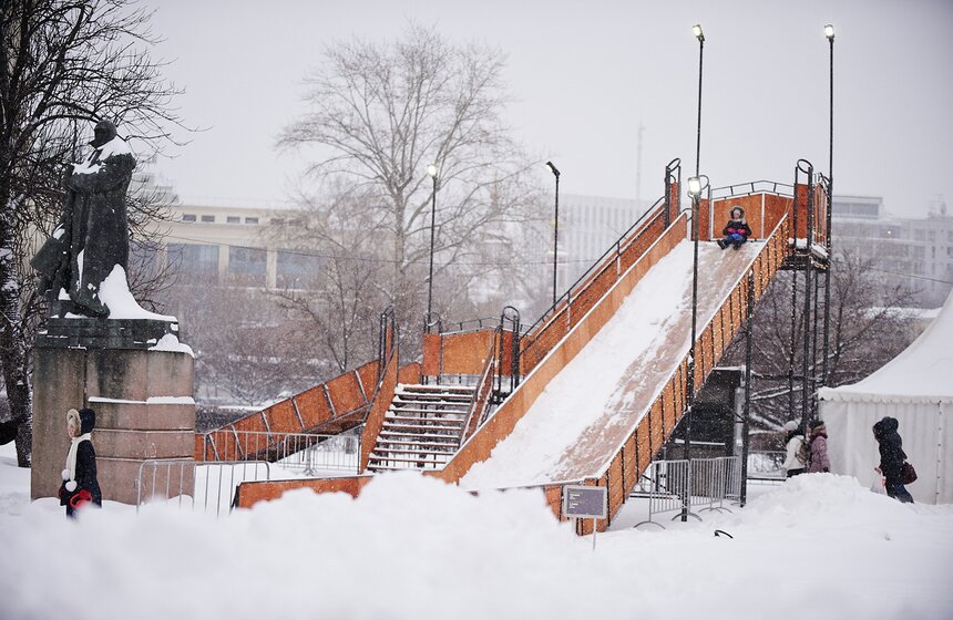 В парке искусств  МУЗЕОН появилась елка-лабиринт 5 фото