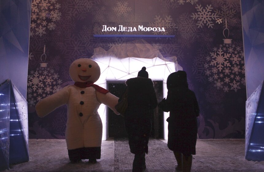 Сергей Собянин поприветствовал главного Деда Мороза на ВДНХ 3 фото