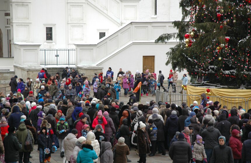 После кремлевской Елки детей встречают родители 30 фото