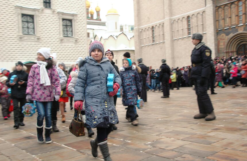 После кремлевской Елки детей встречают родители 28 фото