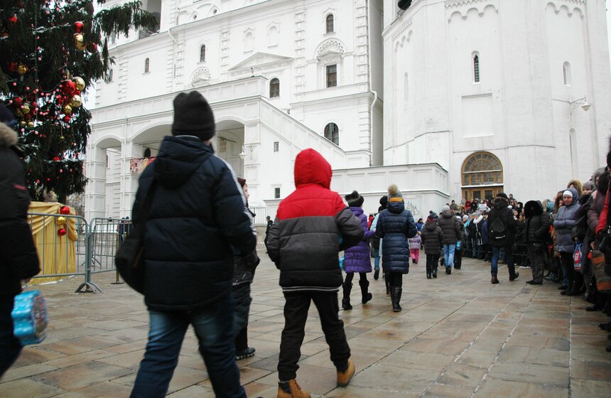 После кремлевской Елки детей встречают родители 27 фото