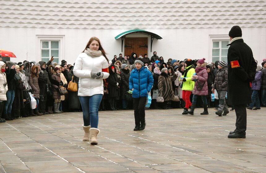 После кремлевской Елки детей встречают родители 26 фото