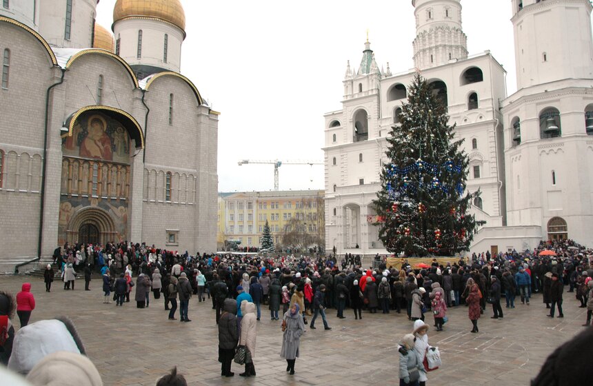 После кремлевской Елки детей встречают родители 29 фото