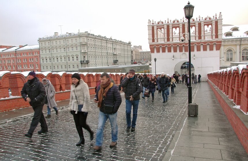 После кремлевской Елки детей встречают родители 2 фото