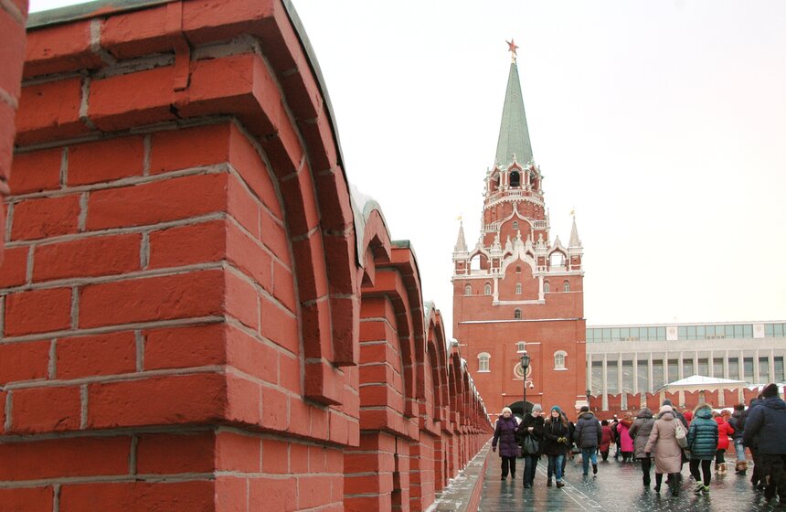 После кремлевской Елки детей встречают родители 1 фото