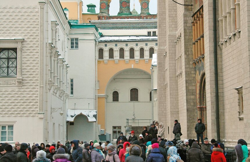 После кремлевской Елки детей встречают родители 11 фото