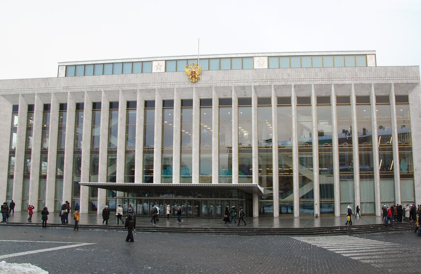 После кремлевской Елки детей встречают родители 4 фото