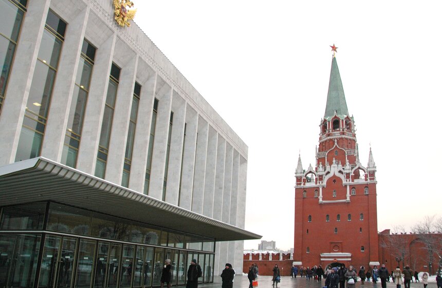 После кремлевской Елки детей встречают родители 6 фото