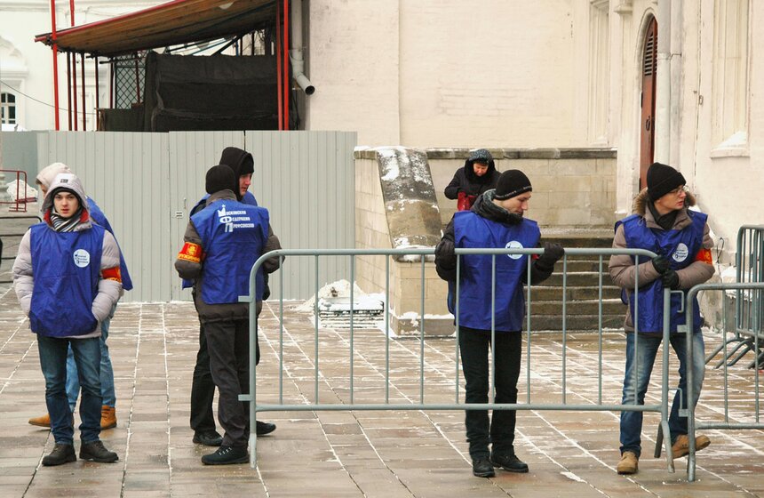 После кремлевской Елки детей встречают родители 9 фото