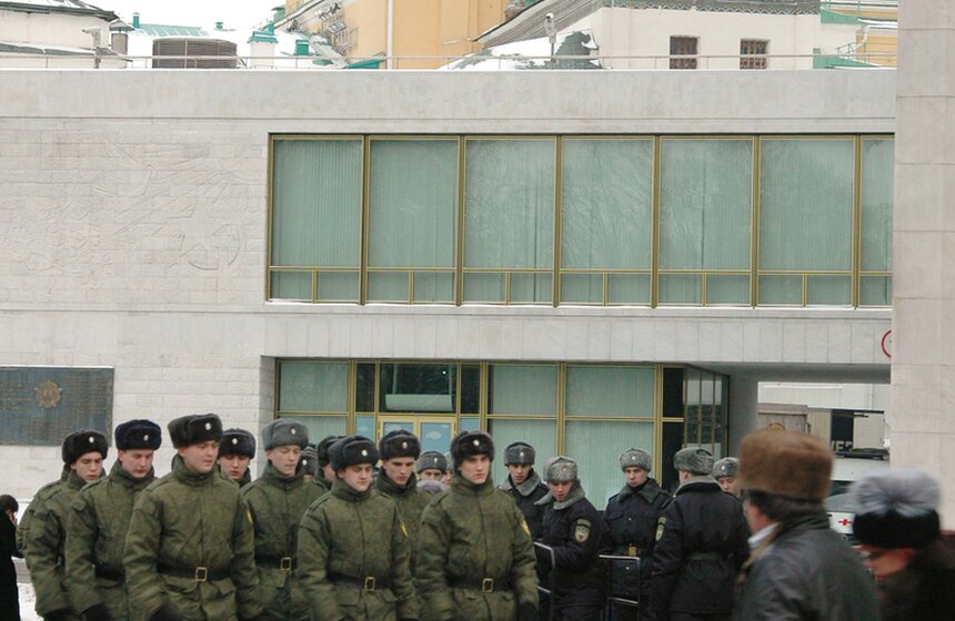 После кремлевской Елки детей встречают родители 7 фото