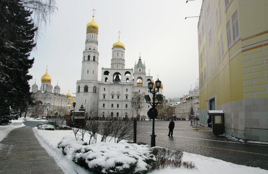 После кремлевской Елки детей встречают родители 31 фото