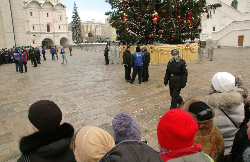После кремлевской Елки детей встречают родители 14 фото