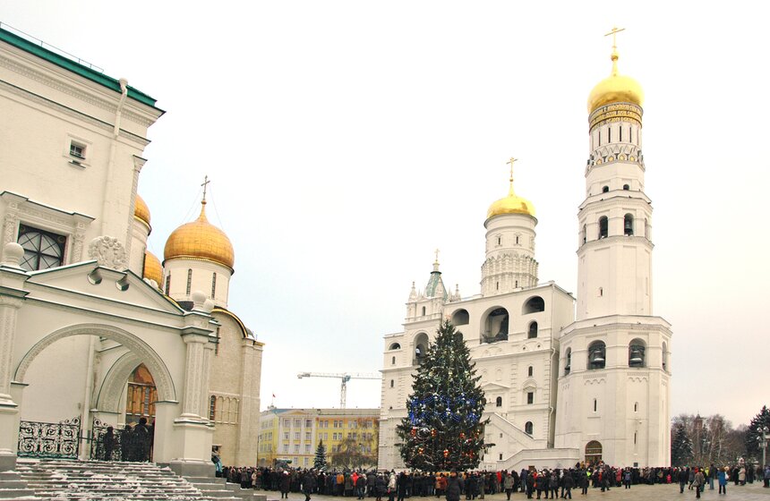 После кремлевской Елки детей встречают родители 12 фото