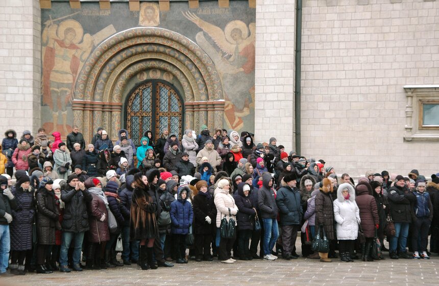 После кремлевской Елки детей встречают родители 15 фото