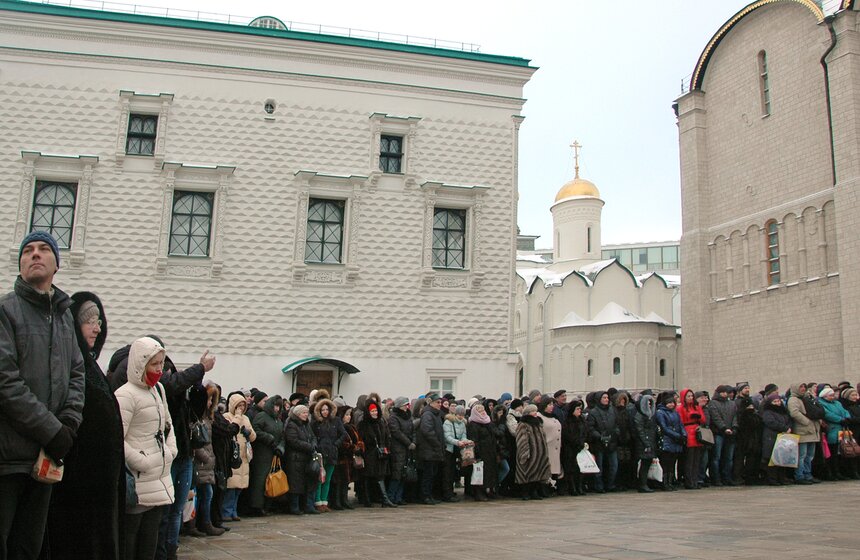 После кремлевской Елки детей встречают родители 18 фото