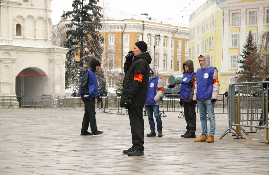 После кремлевской Елки детей встречают родители 17 фото