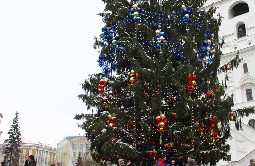 После кремлевской Елки детей встречают родители 16 фото