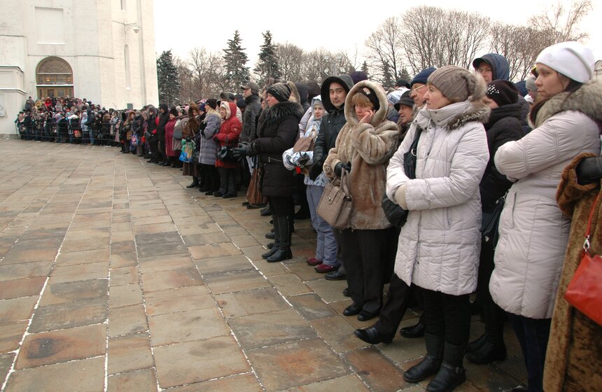 После кремлевской Елки детей встречают родители 19 фото