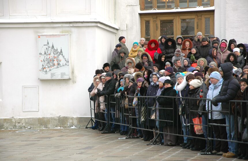 После кремлевской Елки детей встречают родители 23 фото