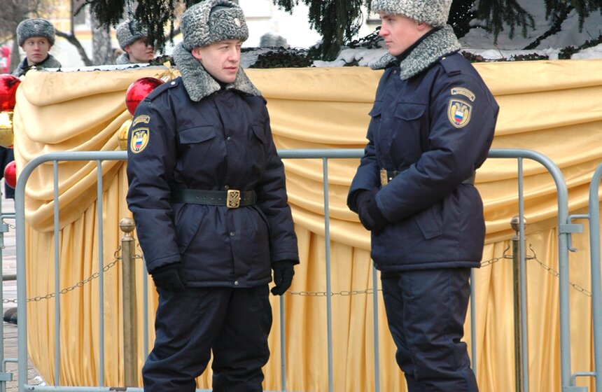 После кремлевской Елки детей встречают родители 22 фото