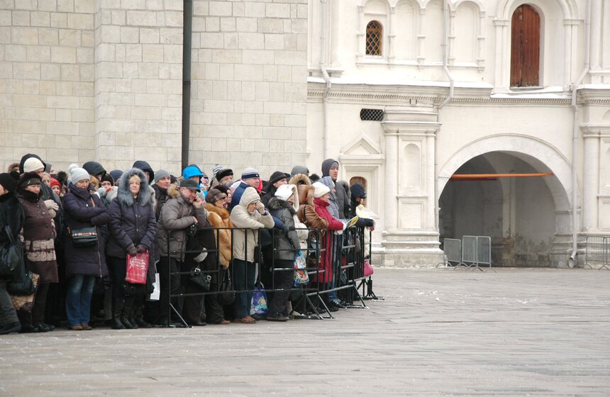 После кремлевской Елки детей встречают родители 21 фото