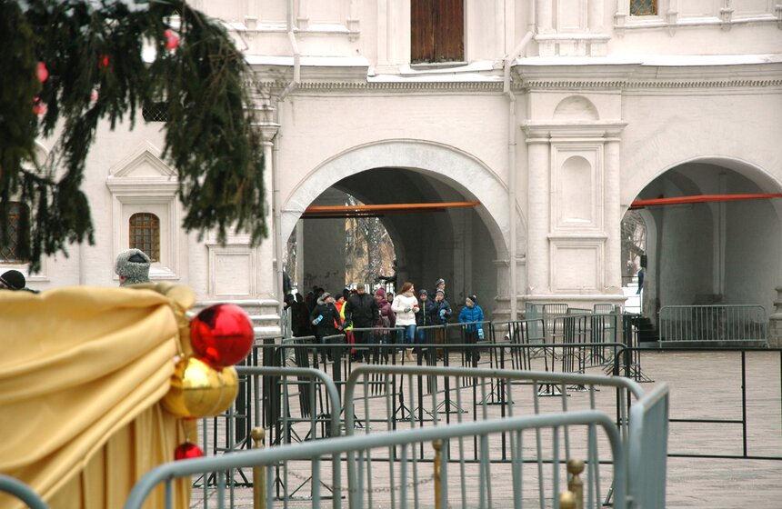 После кремлевской Елки детей встречают родители 24 фото