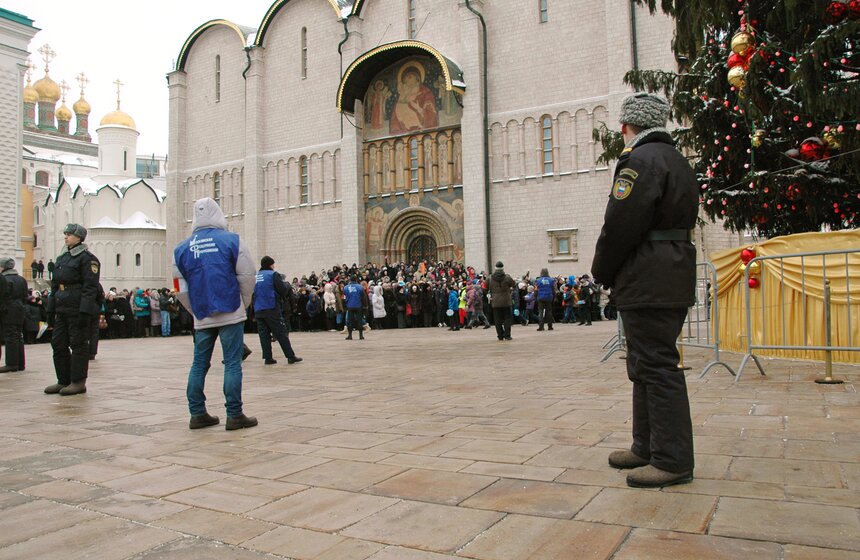 После кремлевской Елки детей встречают родители 25 фото