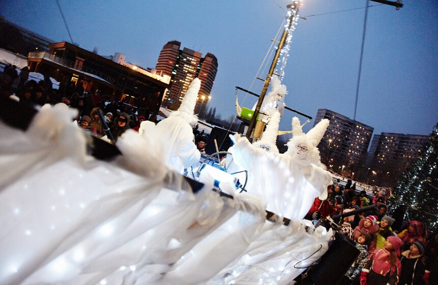 В парке "Садовники" выступили артисты театра "Огненные люди" 9 фото