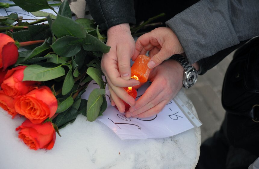 Москвичи несут цветы к зданию посольства Франции 9 фото