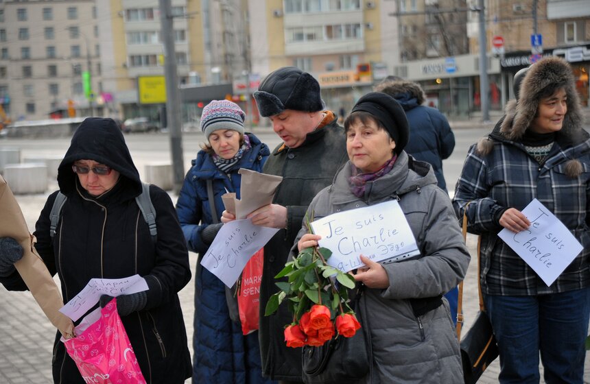 Москвичи несут цветы к зданию посольства Франции 8 фото